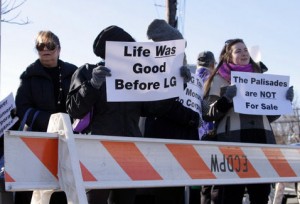 Photo of protesters of LG project