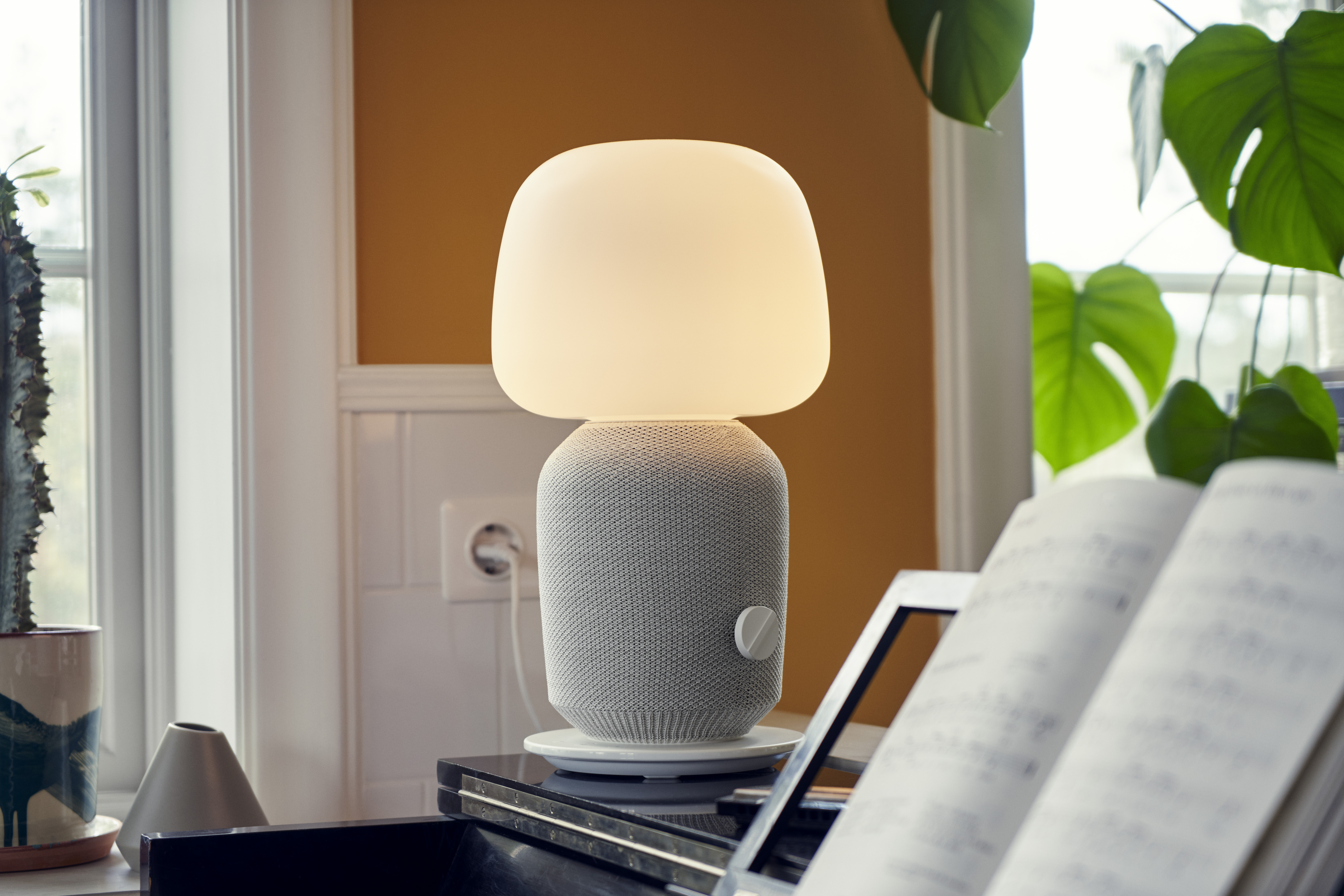 Sonos IKEA Partnership Delivers SYMFONISK Lamp Speaker Shelf Speaker Sonos IKEA Partnership Delivers SYMFONISK Lamp Speaker Shelf Speaker