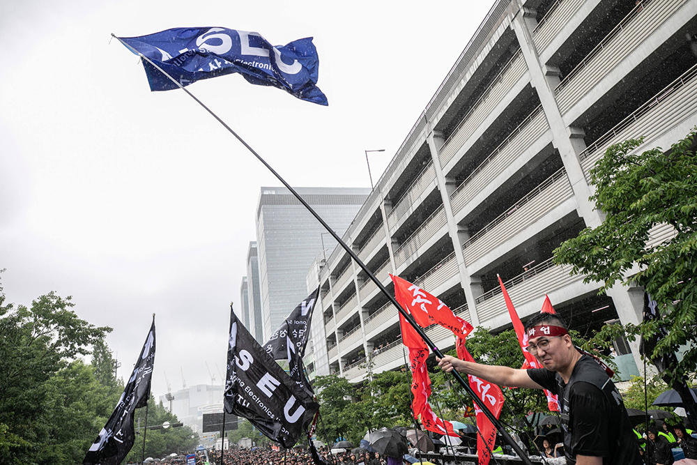 Strikers fly the NSEU flags outside Samsung facility